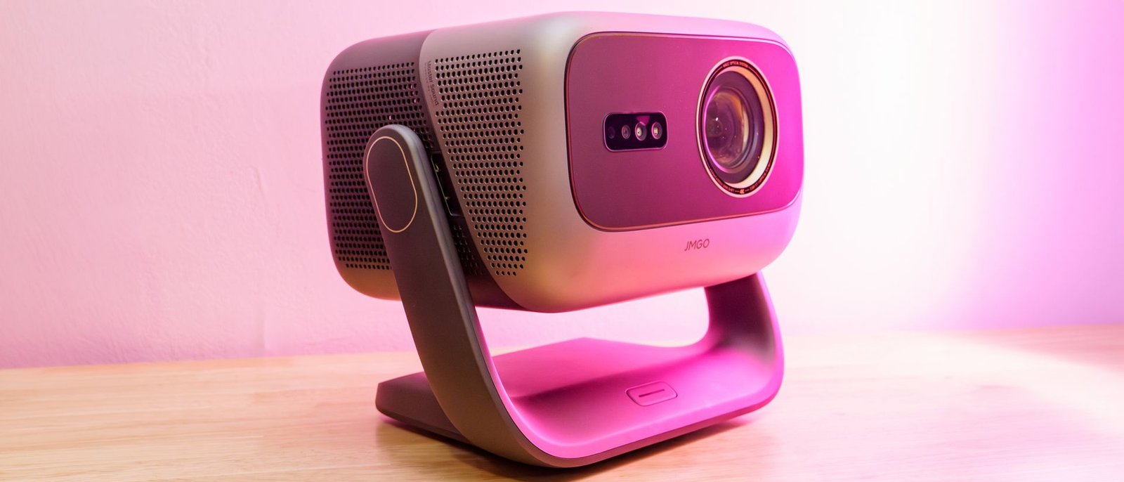 jmgo-n3-ultimate-review:-a-mighty-projector-to-battle-ambient-light-and-inconvenient-placement
