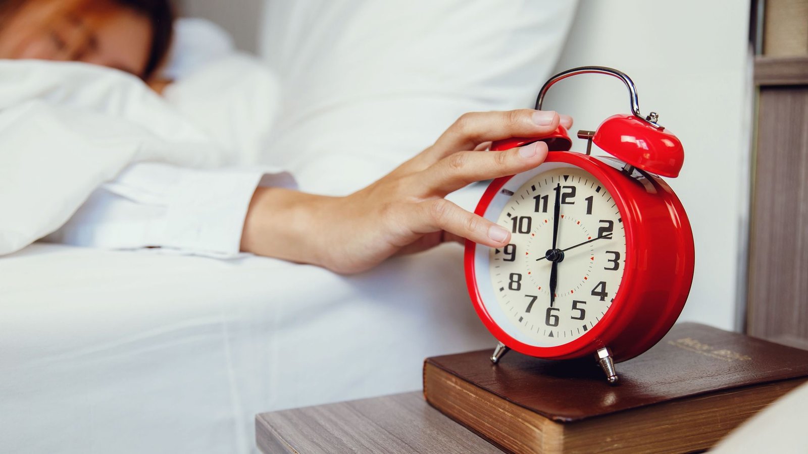 the-clocks-fall-back-next-sunday-—-sleep-experts-are-divided-on-whether-it’s-actually-a-good-thing