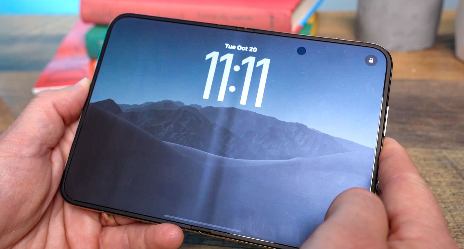 the-iphone-duo-just-came-out,-and-owners-are-already-seeing-screens-crack-at-the-hinge