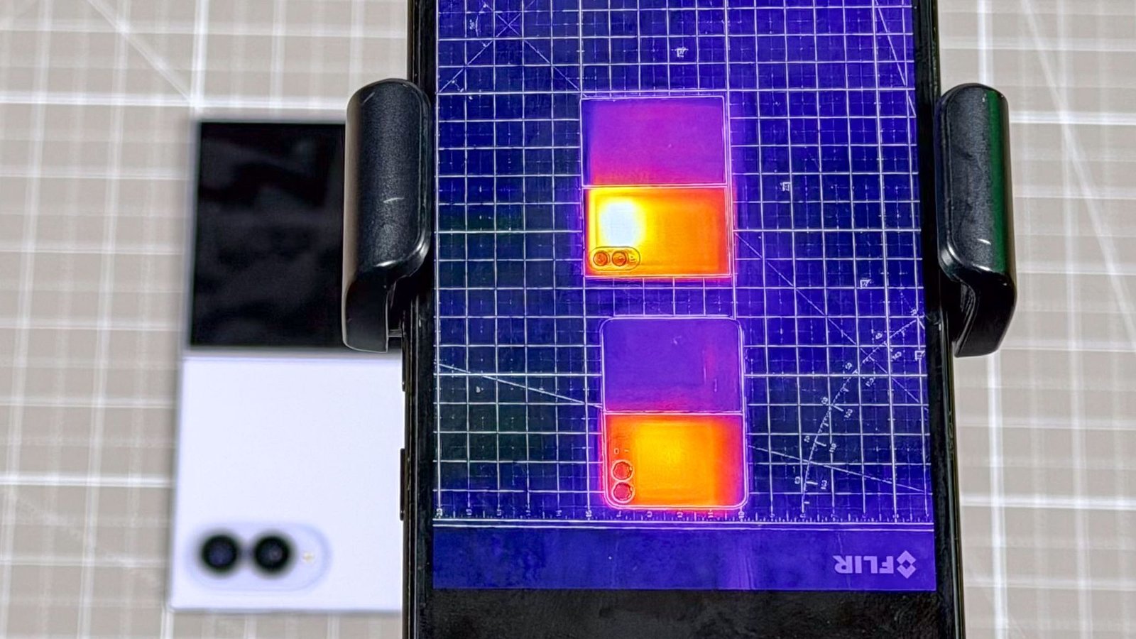 i-put-the-iphone-duo-and-galaxy-fold-8-through-a-thermal-torture-test-—-here’s-the-winner