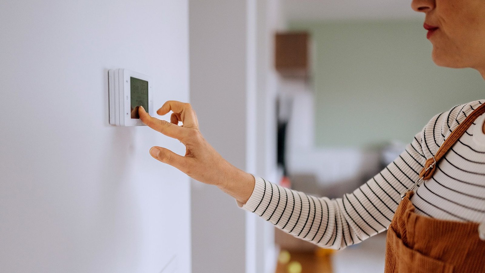 the-best-temperature-to-set-your-thermostat-this-fall-—-according-to-an-hvac-expert
